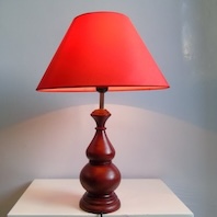 Đèn để bàn gỗ chụp màu đỏ cao 45cm HH DBG-1505