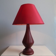 Đèn để bàn gỗ chụp màu đỏ cao 50cm HH DBG-1521